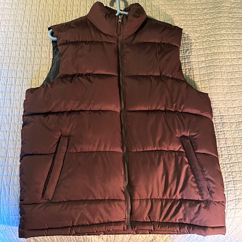 Old Navy Men’s Puffer Vest Burgundy Size Medium